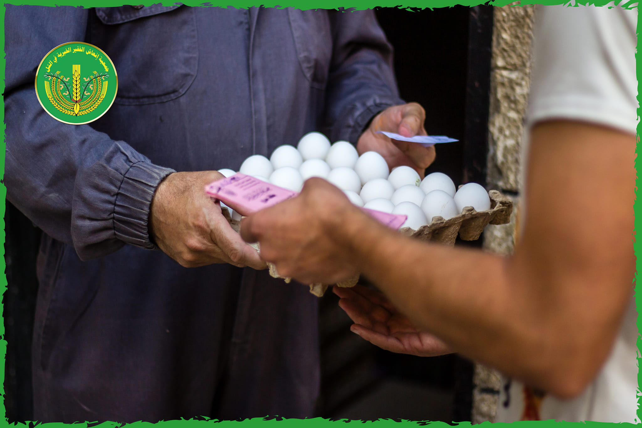 لانتهاء من توزيع المساعدات المالية والعينية للشهر الثامن